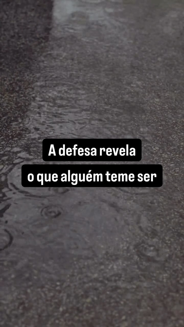 A reação intensa não é opinião. É proteção da própria imagem. Quando algo toca na identidade, a defesa aparece antes do discurso.